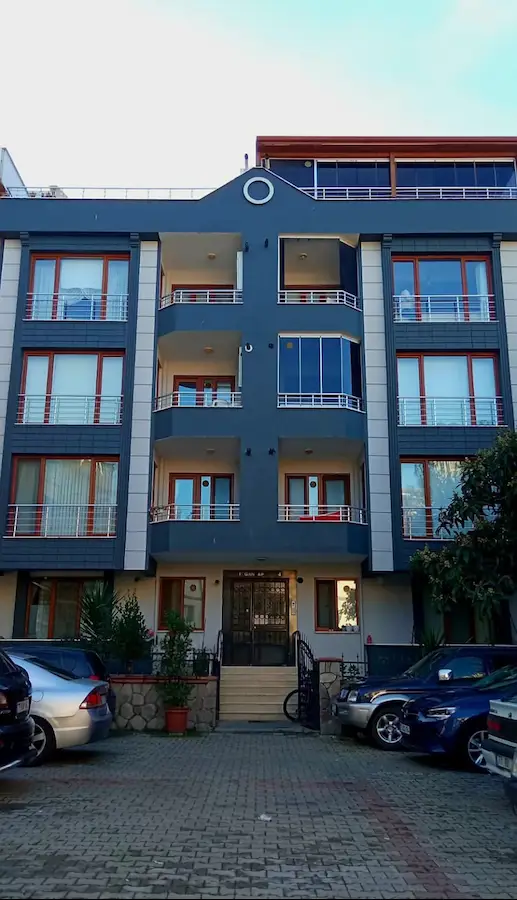 YALOVA MERKEZ FEVZİ ÇAKMAK’TA SATILIK, KAT MÜLKİYETLİ, EBEVEYN BANYOLU GENİŞ 3+1 DAİRE