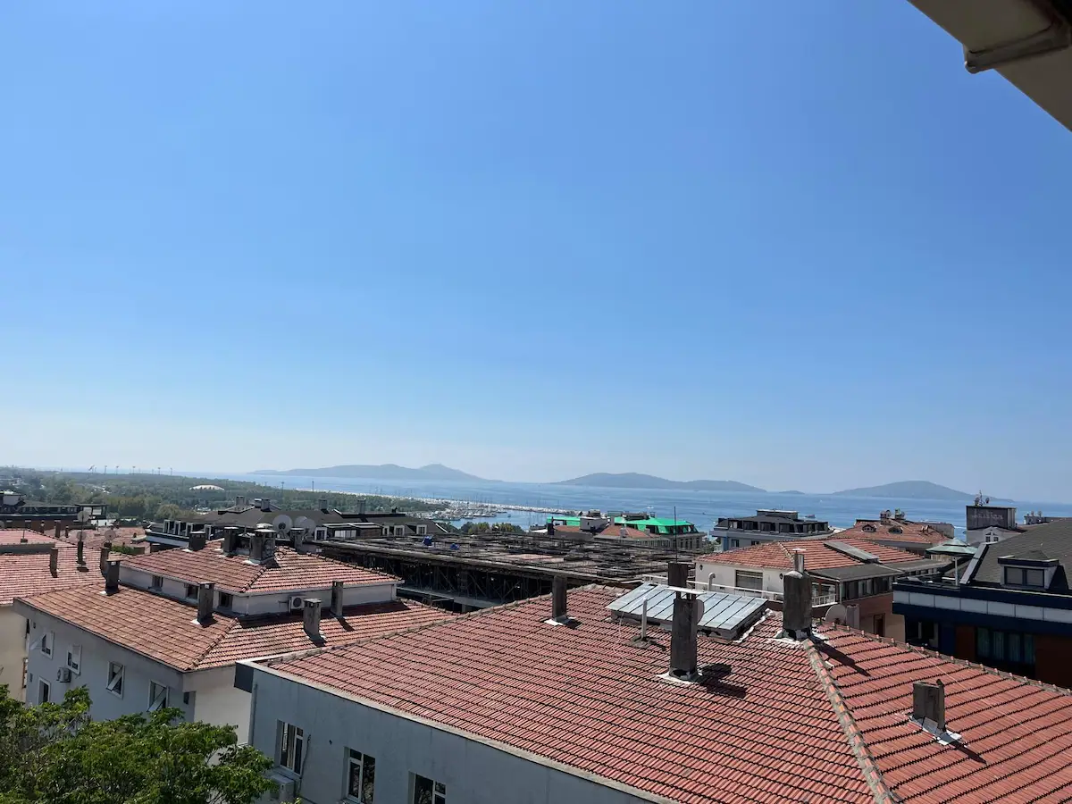 KÜÇÜKYALI'DA SATILIK DENIZ MANZARALI GENIŞ 3+2 DUBLEKS