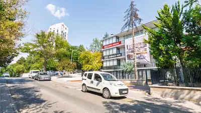 ŞEHRİN MERKEZİ TAHRAN CADDESİ DEVREN KİRALIK ERKEK ÖĞRENCİ YURDU