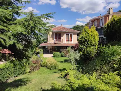 BAŞİSKELE DÖNGEL’DE ÜNİKENT KARŞIYAKA EVLERİ’NDE 510 M² BRÜT 4+1, 3 KATLI SATILIK VİLLA