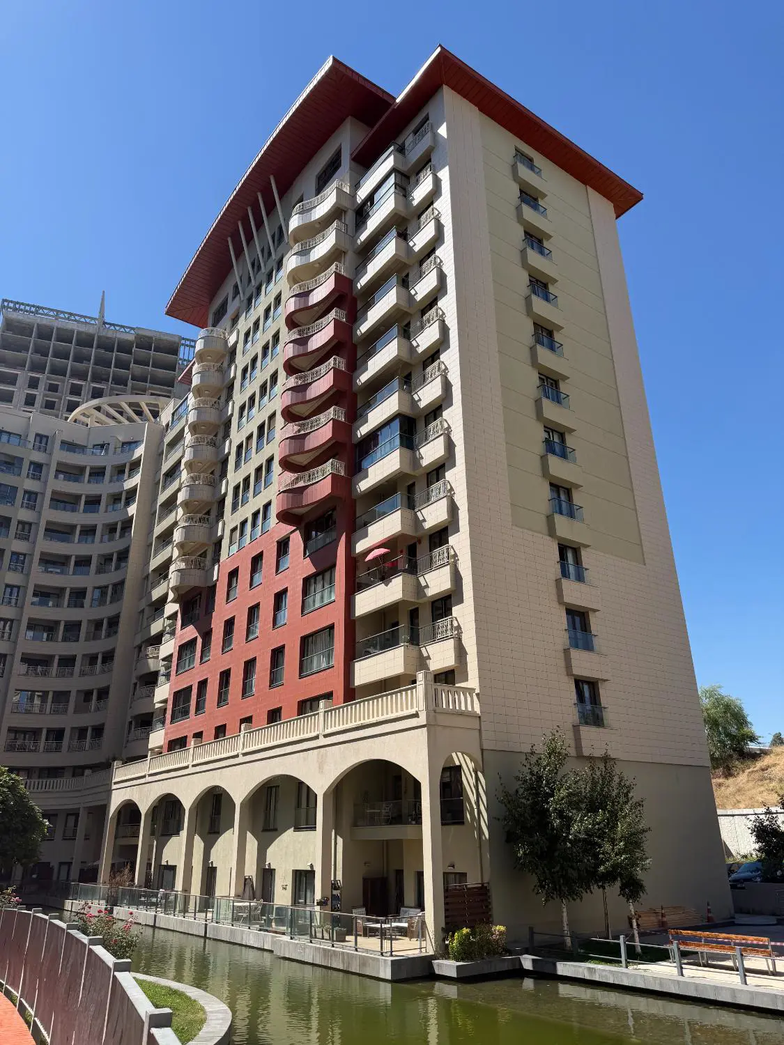 SİNPAŞ ALTINORAN DA GÖL MANZARALI EŞYALI KİRALIK 1+1 DAİRE