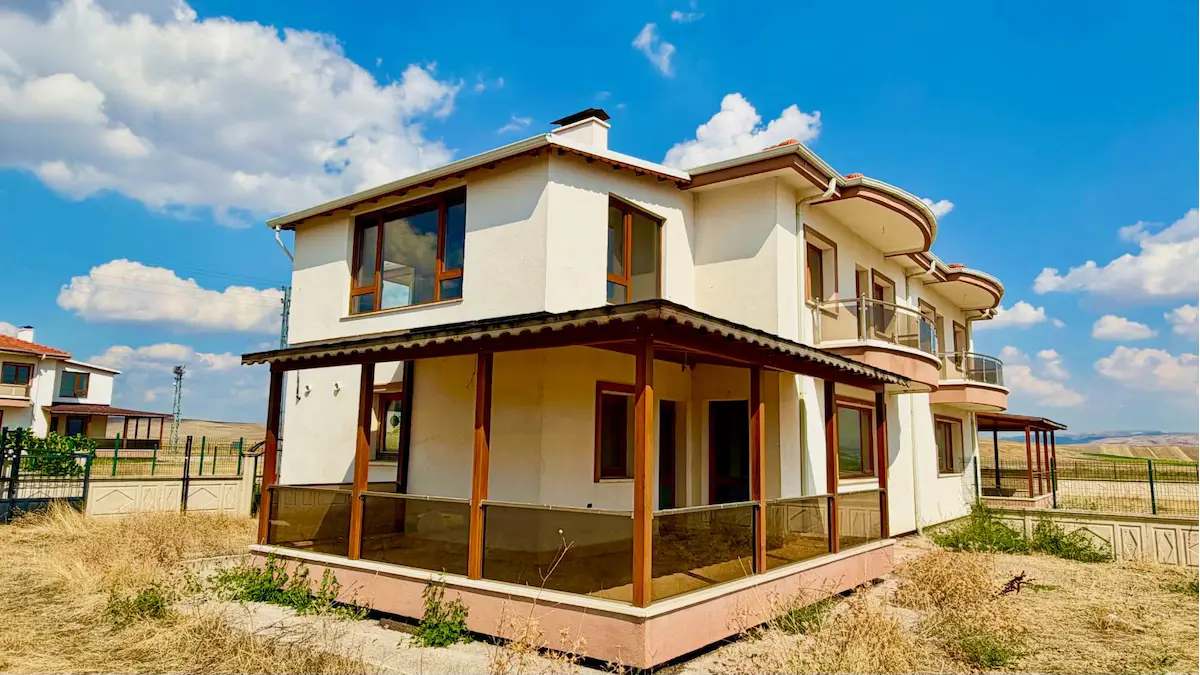 ÇUBUK MELİKŞAH'TA | VİLLA 4+1 | 1.500 M² ARSA | HARİKA KONUM |