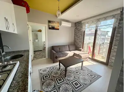 REMAX YENİ'DEN HARİKA KONUMDA EŞYALI BALKONLU 1+1 DAİRE