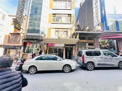 FATİH SÜLEYMANİYE’DE AYRI GİRİŞLİ 30 M² ZEMİN ALTI + 20 M² DÜZ GİRİŞ KİRALIK DÜKKAN