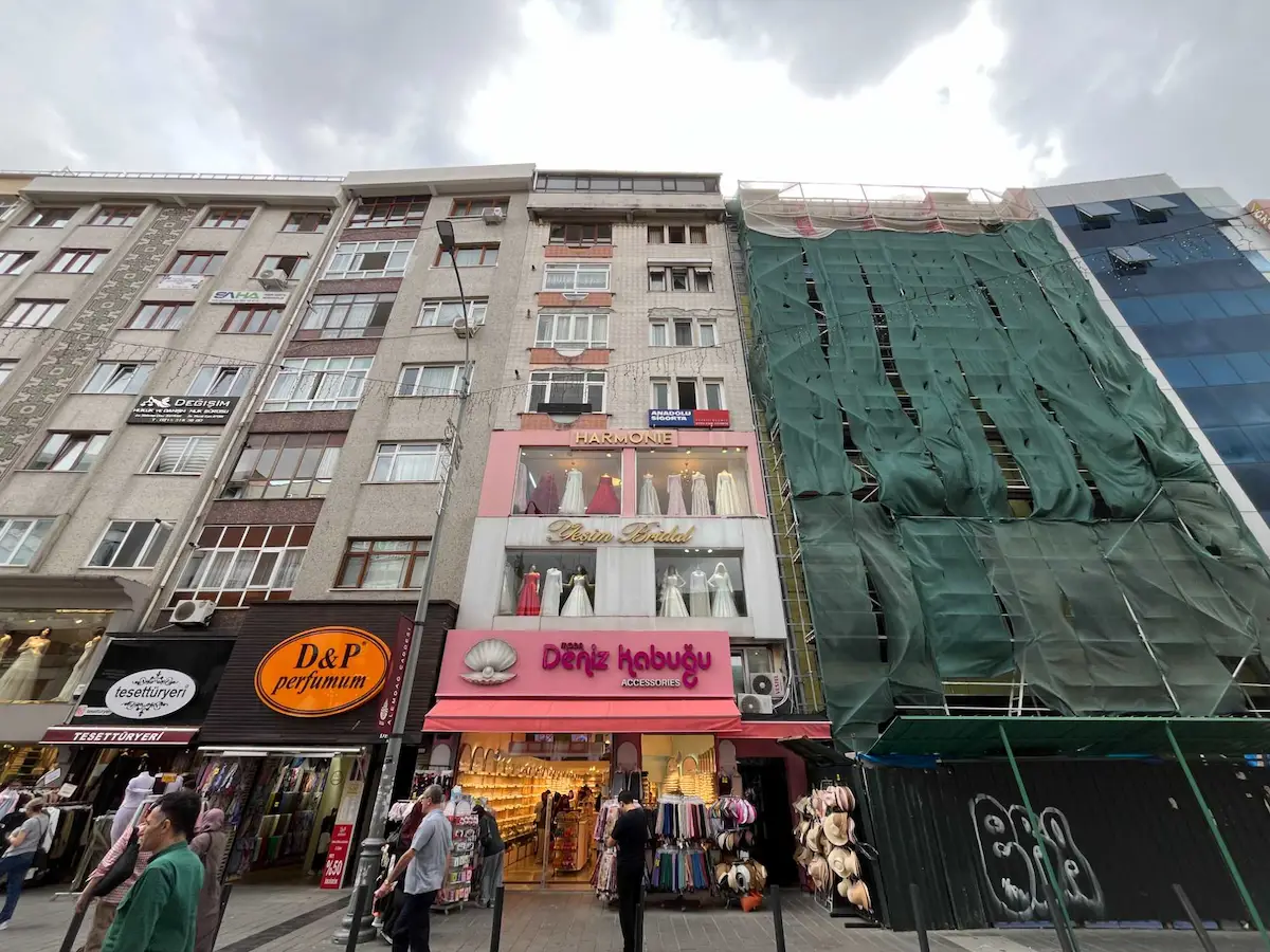 ALEMDAĞ CADDESİ ÜZERİ, İÇİ KOMPLE YENİLENMİŞ, EŞYALI KİRALIK 2+1
