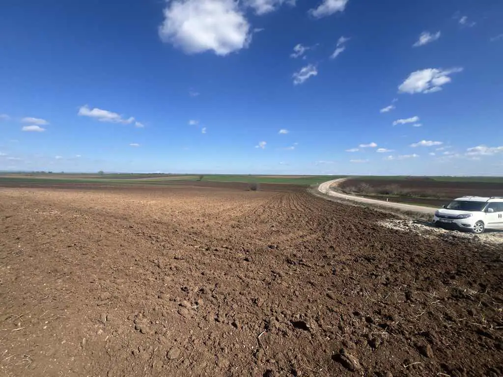 KIRKLARELİ LÜLEBURGAZ AHMET BEY’DE YATIRIMLIK FIRSAT YOLA CEPHE