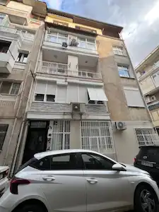 17 ALAYBEY’DE SAHİLE KOMŞU, MERKEZİ KONUMDA 2+1 ARA KAT DAİRE