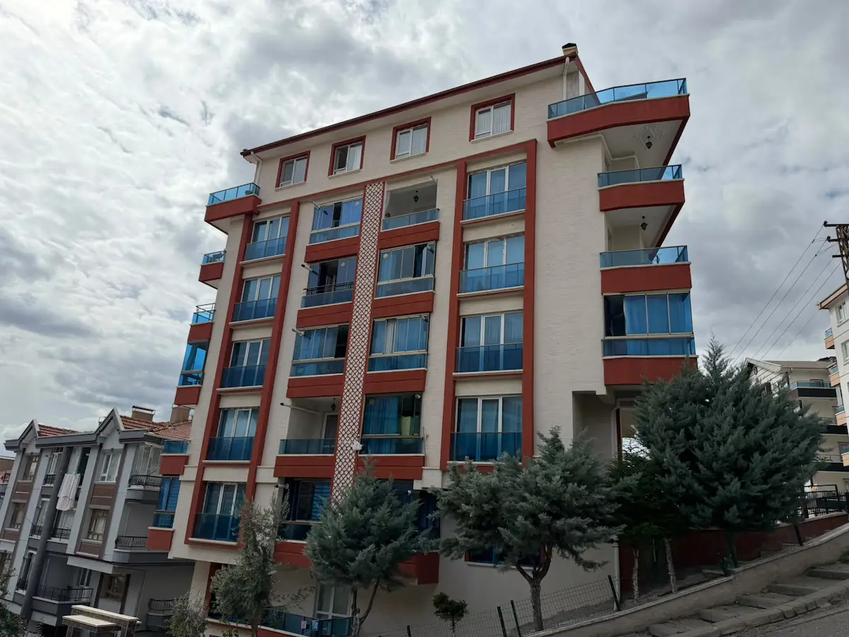 BAHÇELERÜSTÜ MAHALLESİNDE FULL YAPILI BAHÇE KULLANIMLI 2+1 DAİRE