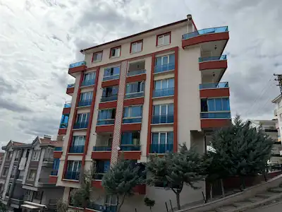 BAHÇELERÜSTÜ MAHALLESİNDE FULL YAPILI BAHÇE KULLANIMLI 2+1 DAİRE
