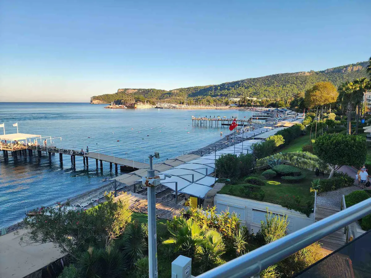 KEMER'DE DENİZE TAM SIFIR LUX 2+1 EŞYALI KİRALIK YALI DAİRESİ