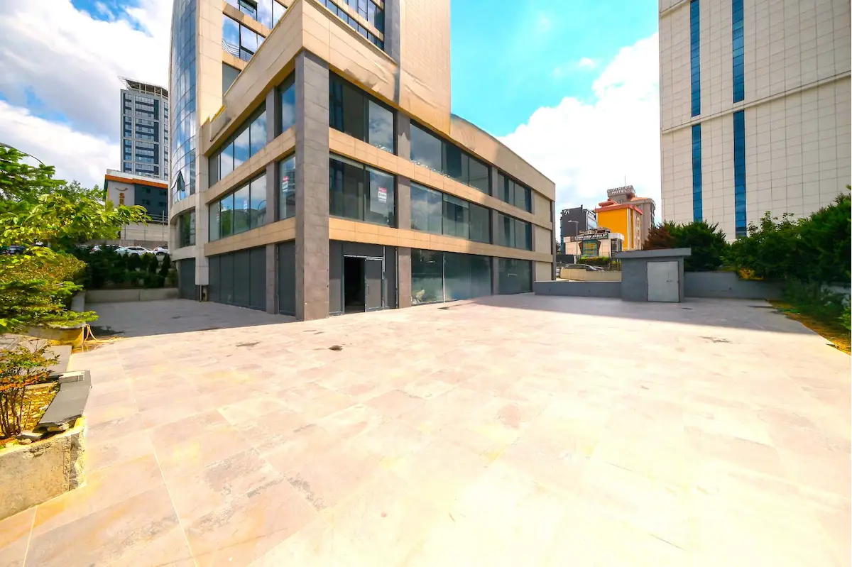 ATAŞEHİR KÜÇÜKBAKKALKÖY AKTİFHAN PLAZA’DA SATILIK MAĞAZA + DÜKKAN | 1.681 M² + 400 M² AÇIK ALAN