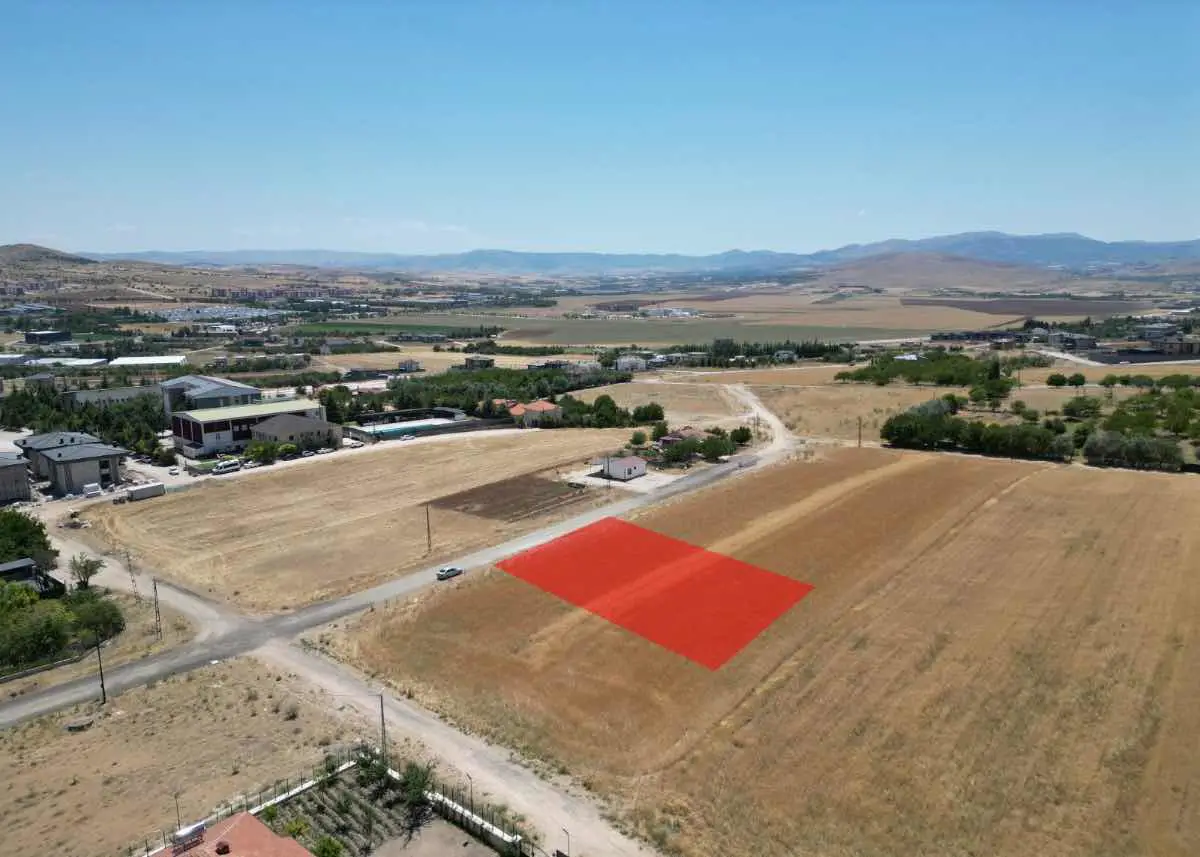 REMAX DOĞU'DAN HARİKA KONUMDA SATILIK ARSA