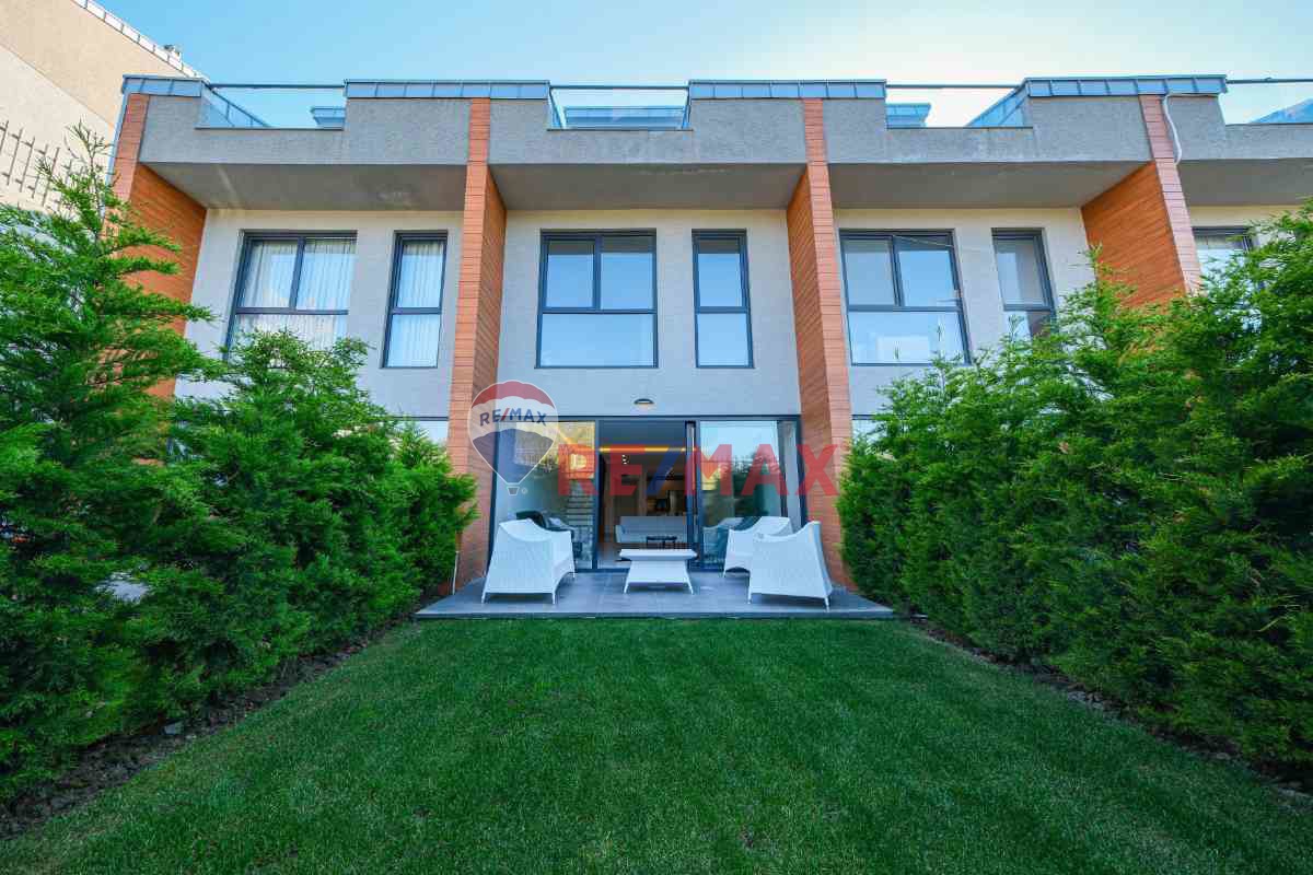 ZEKERİYAKÖY'DE KAPANMAZ YEŞİL MANZARALI YENİ NESİL SATILIK VİLLA