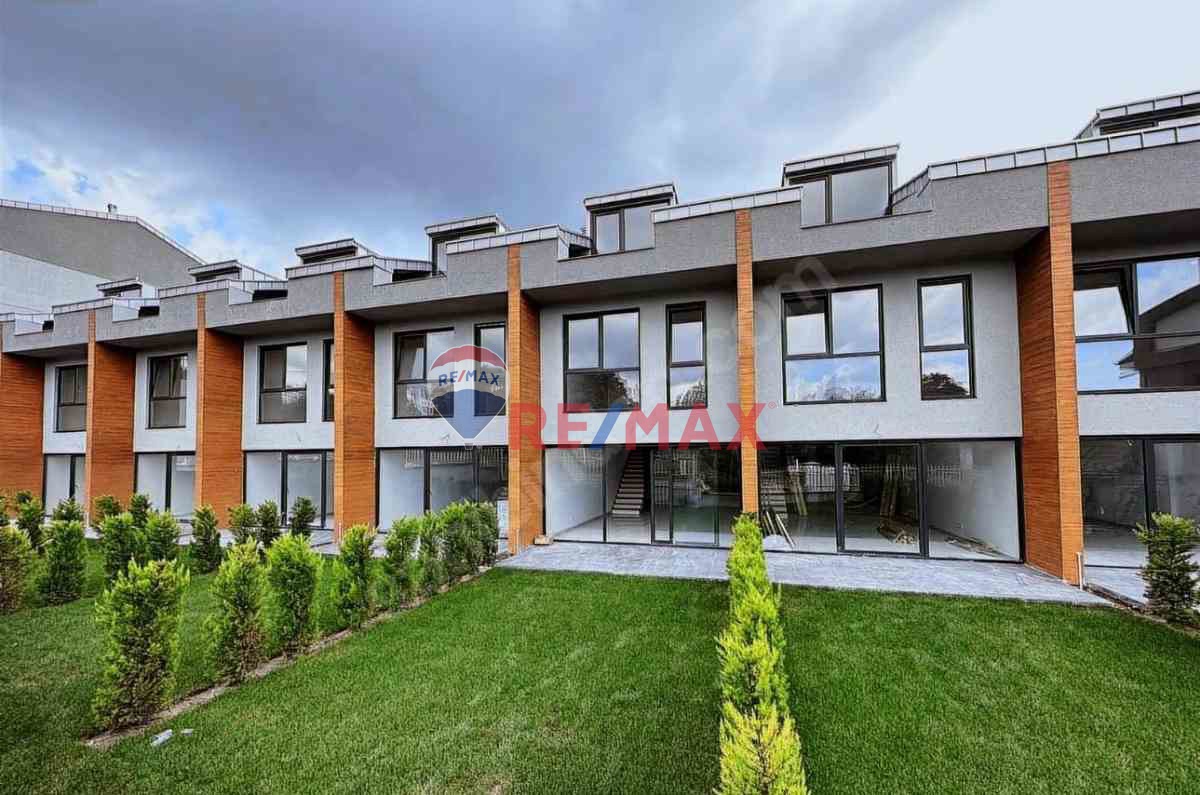 ZEKERİYAKÖY'DE KAPANMAZ YEŞİL MANZARALI YENİ NESİL SATILIK VİLLA