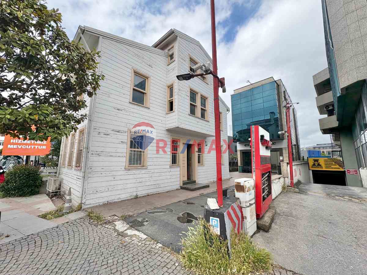 KISIKLI CADDESİ ÜZERİNDE TEK TAPUDA 5 KATLI TICARI BINA VE KÖŞK FIRSATI!
