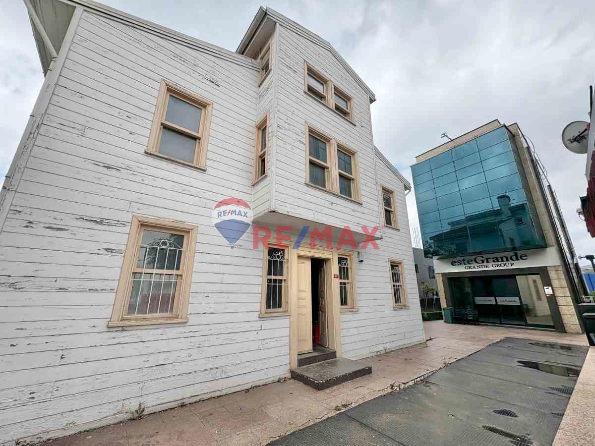 KISIKLI CADDESİ ÜZERİNDE TEK TAPUDA 5 KATLI TICARI BINA VE KÖŞK FIRSATI!