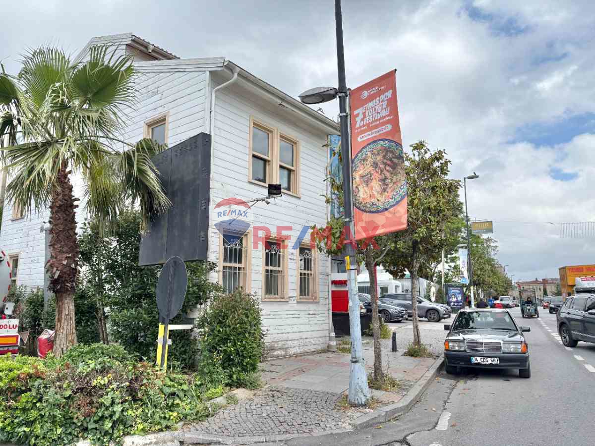 KISIKLI CADDESİ ÜZERİNDE TEK TAPUDA 5 KATLI TICARI BINA VE KÖŞK FIRSATI!