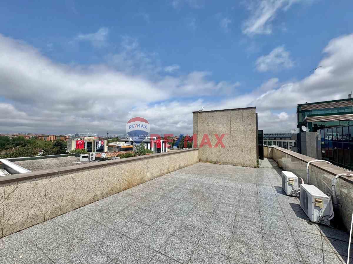 KISIKLI CADDESİ ÜZERİNDE TEK TAPUDA 5 KATLI TICARI BINA VE KÖŞK FIRSATI!