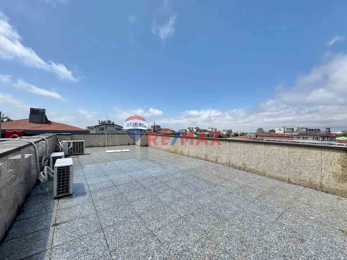 KISIKLI CADDESİ ÜZERİNDE TEK TAPUDA 5 KATLI TICARI BINA VE KÖŞK FIRSATI!