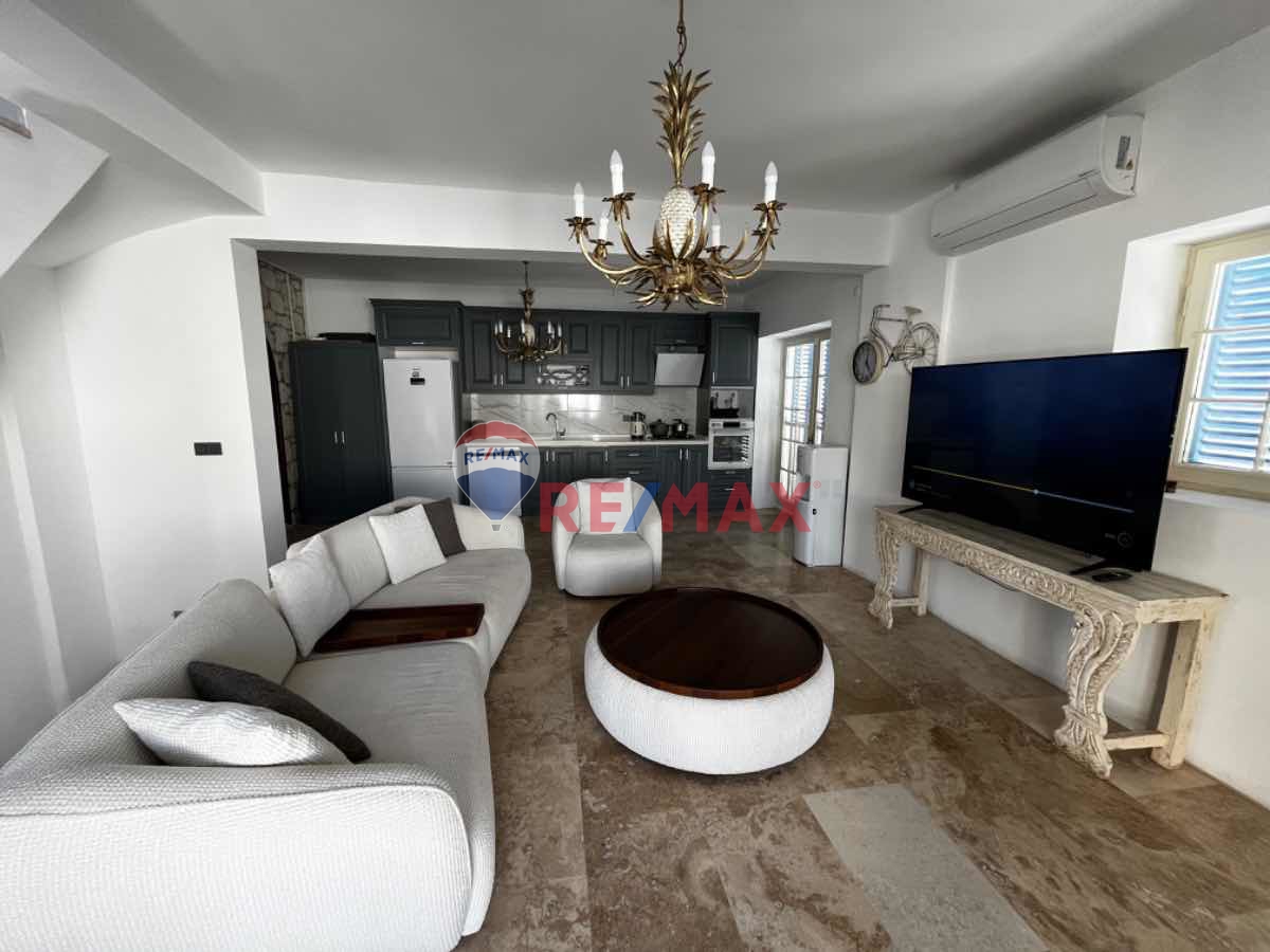 ÇEŞME OVACIK'TA 5+1 MÜSTAKIL HAVUZLU LÜKS EŞYALI KİRALIK VILLA