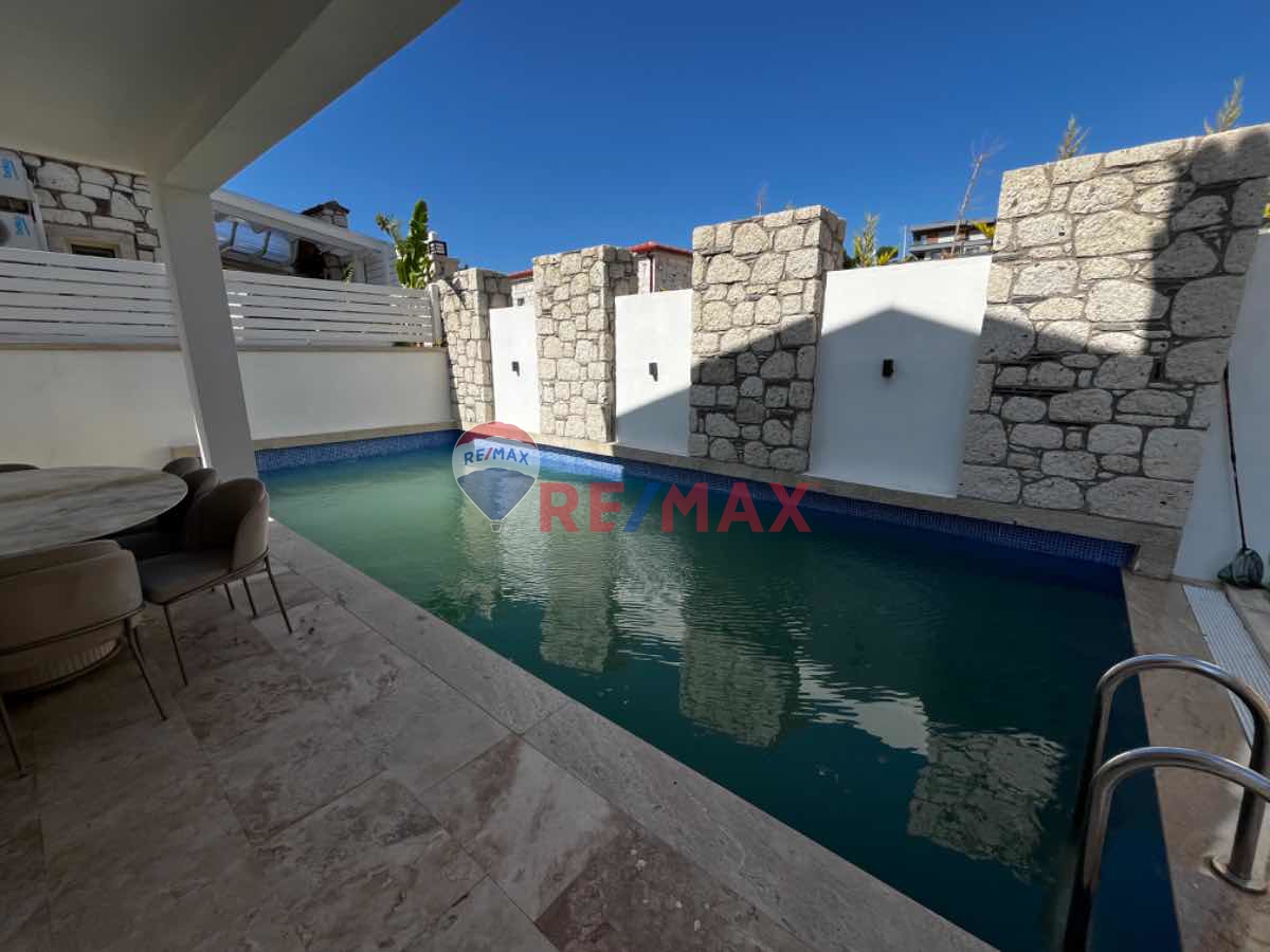 ÇEŞME OVACIK'TA 5+1 MÜSTAKIL HAVUZLU LÜKS EŞYALI KİRALIK VILLA