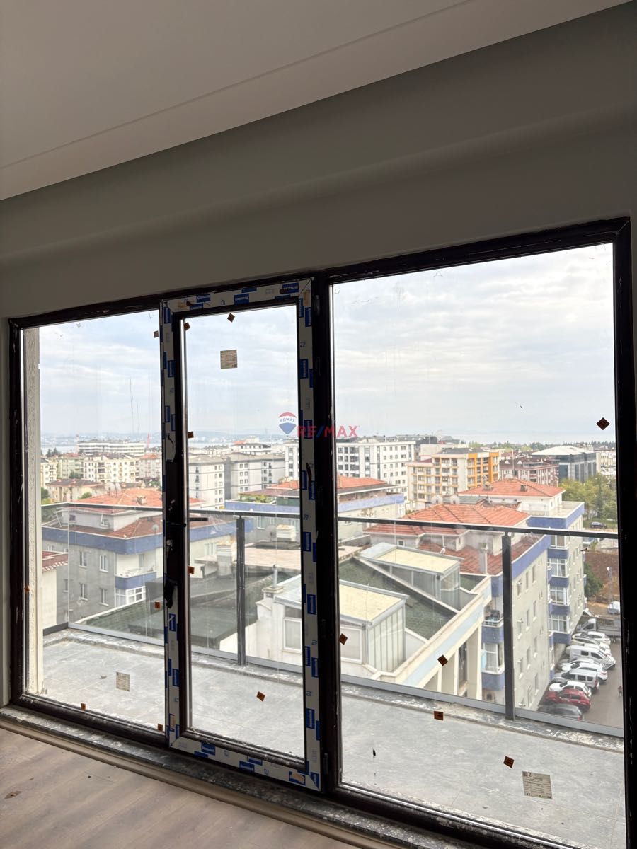TUZLA VATAN CADDESİ’NDE, BÜYÜK SİTE DE  SATILIK 1+1 DAİRE