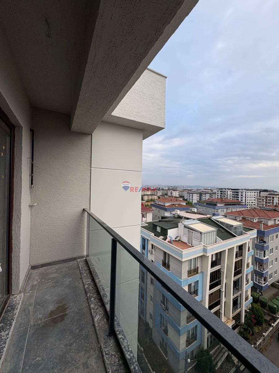 TUZLA VATAN CADDESİ’NDE, BÜYÜK SİTE DE  SATILIK 1+1 DAİRE