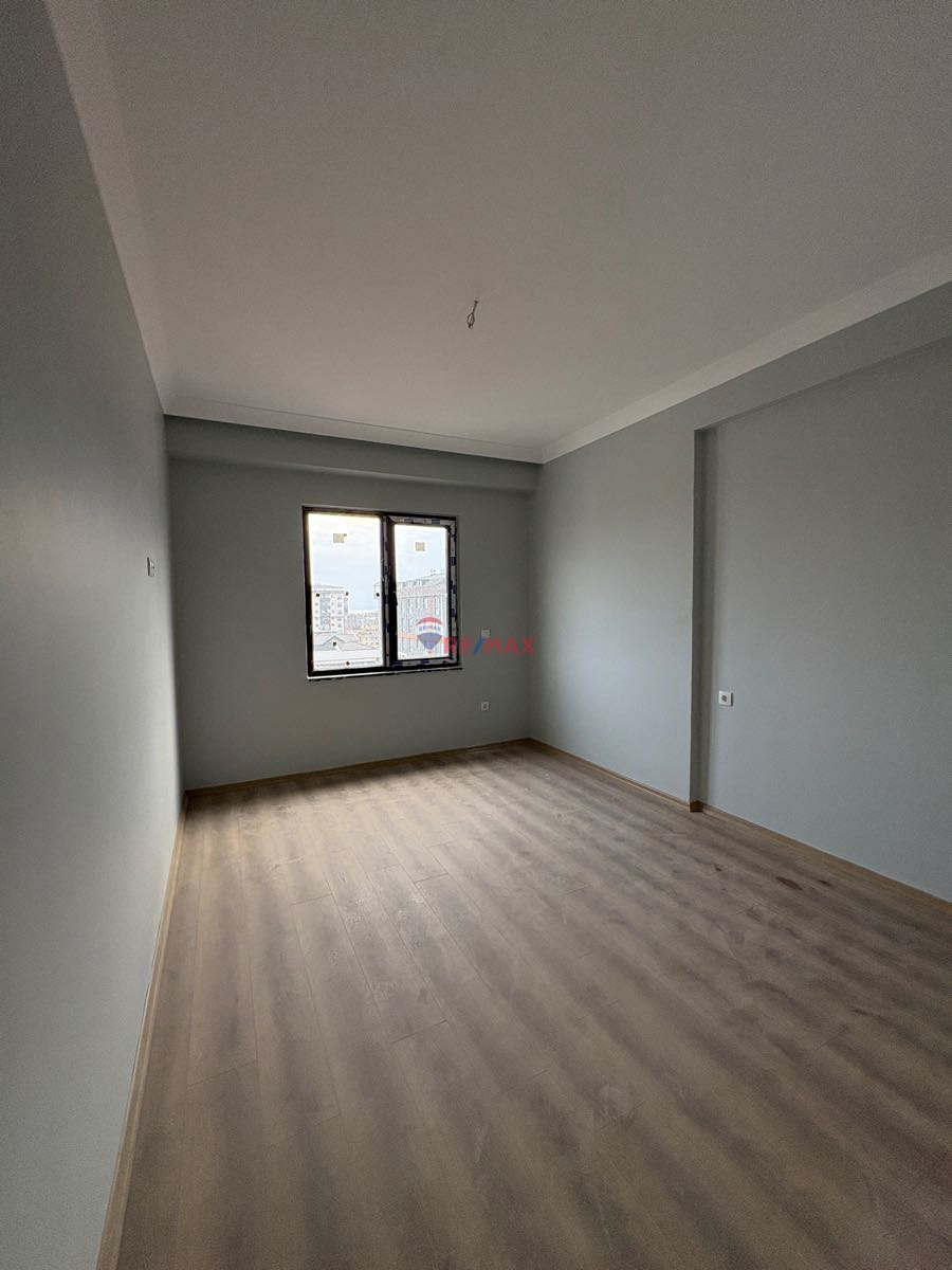 TUZLA VATAN CADDESİ’NDE, BÜYÜK SİTE DE  SATILIK 1+1 DAİRE