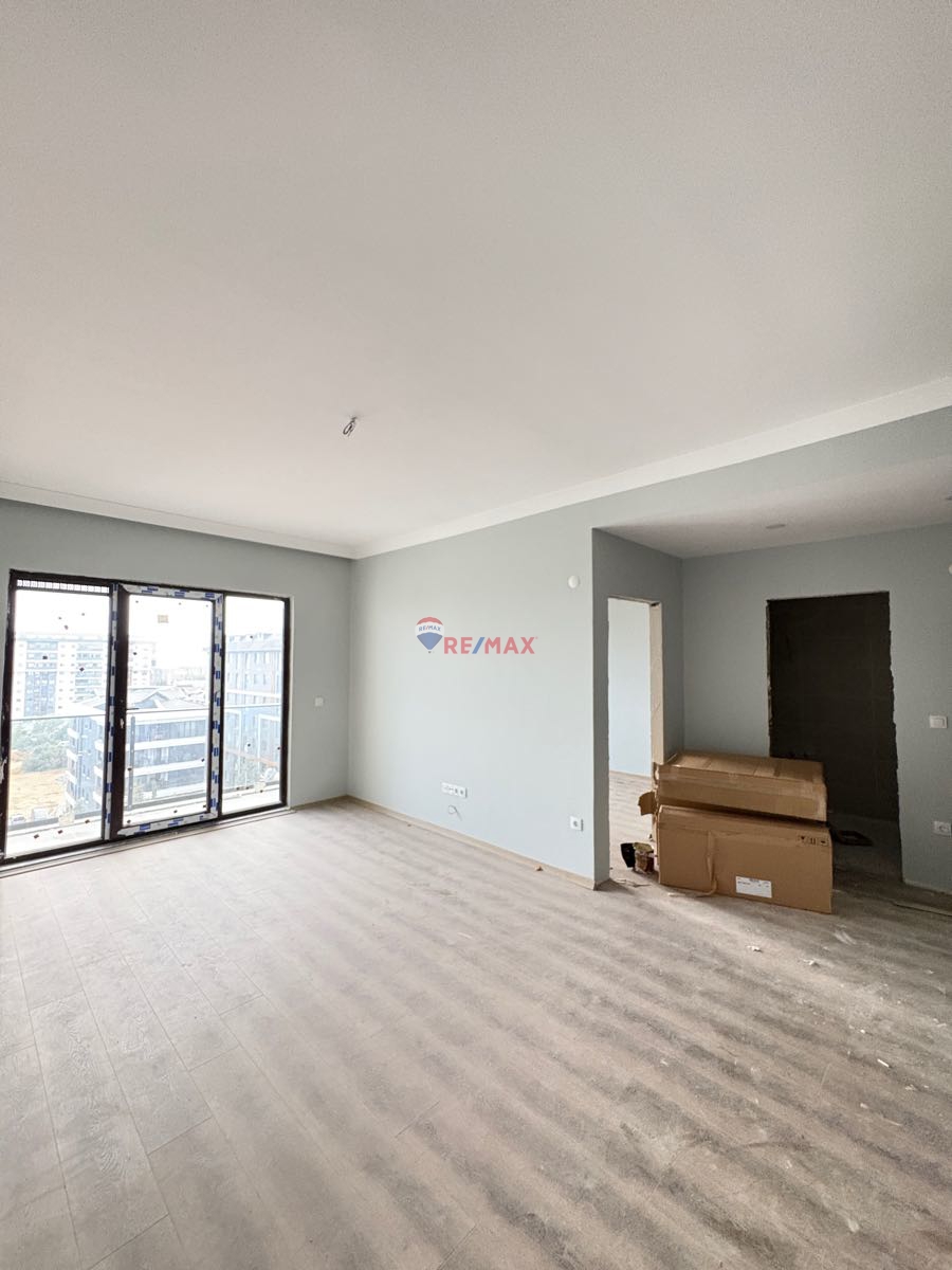 TUZLA VATAN CADDESİ’NDE, BÜYÜK SİTE DE  SATILIK 1+1 DAİRE