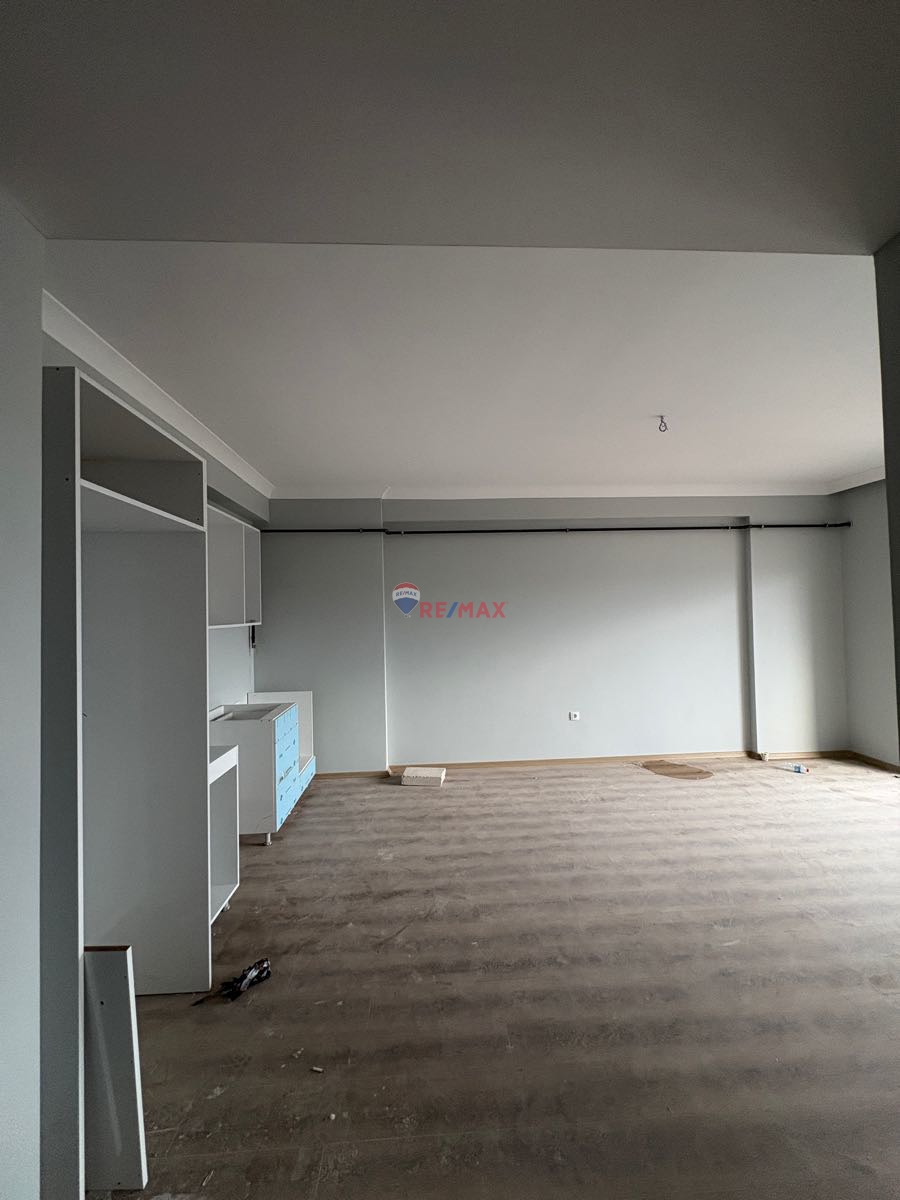 TUZLA VATAN CADDESİ’NDE, BÜYÜK SİTE DE  SATILIK 1+1 DAİRE