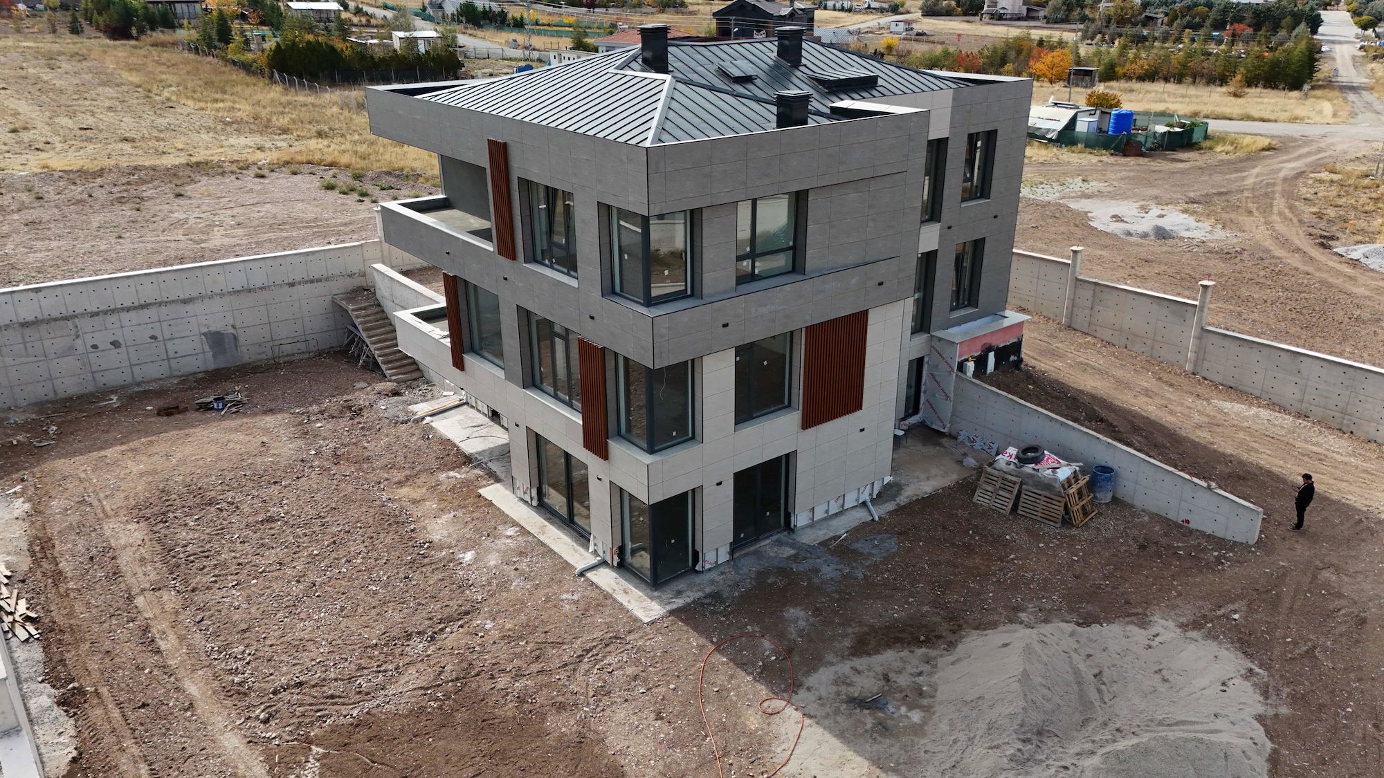 GÖLBAŞI BAHÇELİEVLER’DE 7+2 SATILIK LUX VİLLA