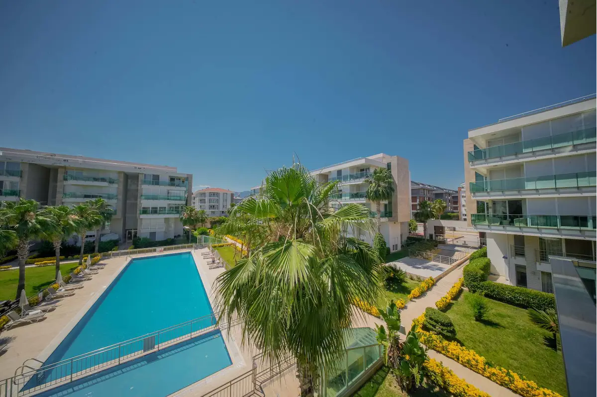 ANTALYA UNCALI'DA HAVUZLU VE SPOR ALANLI SITE İÇERISINDE 4+1 LÜKS DAIRE