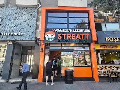 REMAX ASHILL ALEMDAĞ CAD. BOSNA BULVARI KESIŞIMINDE METRO ÖNÜNDE