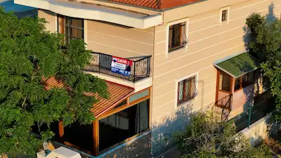 SEFERİHİSAR HIDIRLIK’TA 3+1, 240 M² BRÜT, 4 CEPHELİ BAHÇELİ VİLLA | KREDİYE UYGUN
