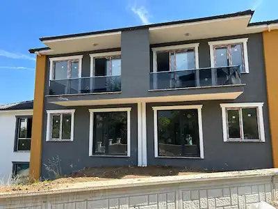 RE/MAX ŞEHİR'DEN ÇINARCIK KORU'DA SATILIK DAİRE