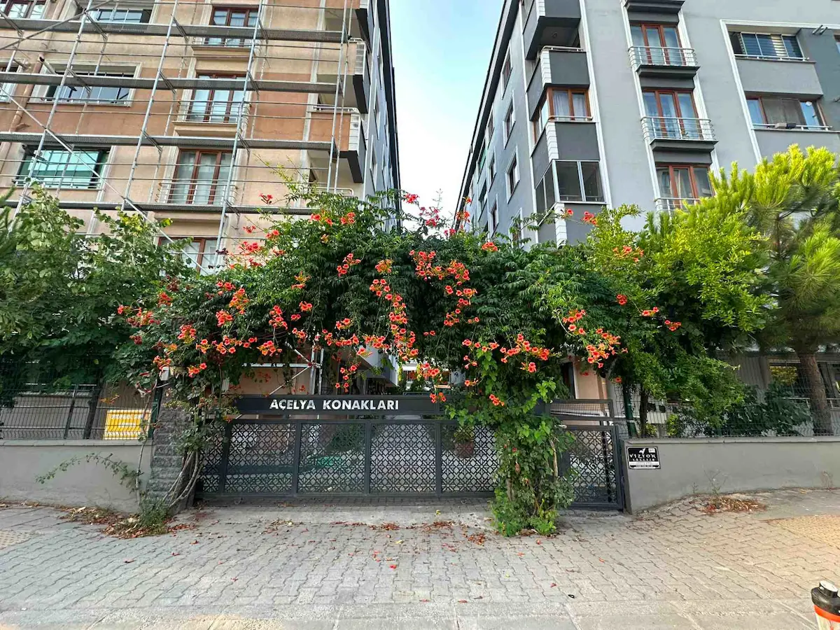 AÇELYA KONAKLARI'NDA ARA KAT 3+1 SATILIK DAİRE