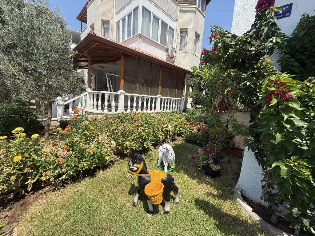 DİDİM’DE DENIZE YÜRÜME MESAFESİNDE EŞYALI 4+1 KİRALIK VILLA