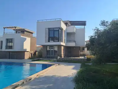 GÖMEÇ KARAAĞAÇ’TA SIFIR 3+1 KİRALIK VİLLA | HAVUZLU SİTE, 2 BANYO, 4 CEPHE