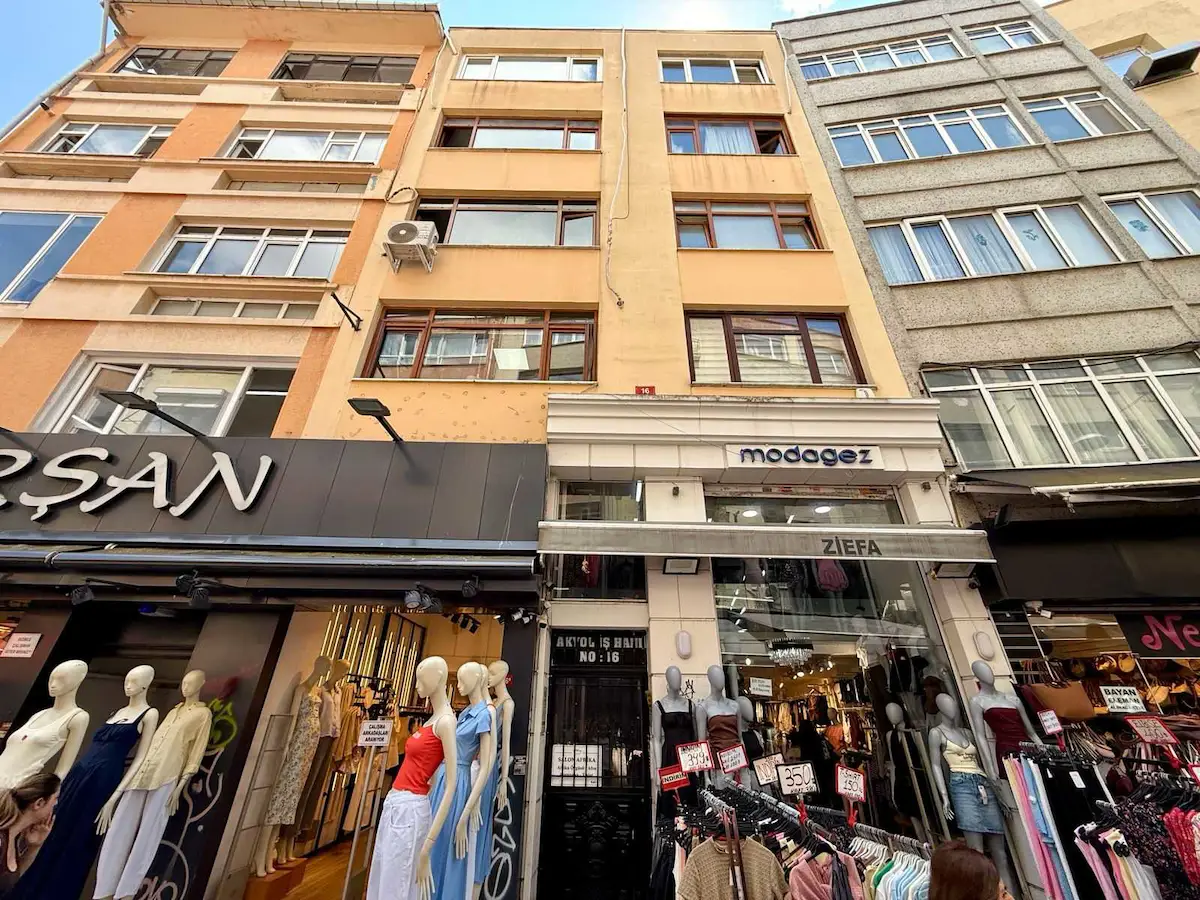 KADIKÖY ÇILEK SOKAKTA KONUT & OFISE UYGUN EŞYALI 1+1 OFIS