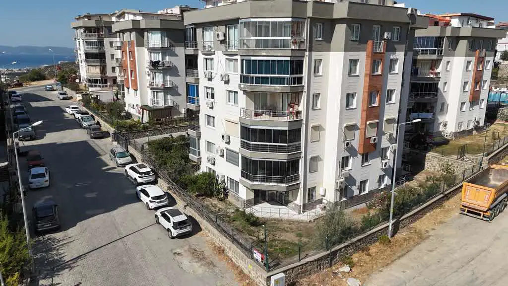 KUŞADASI DEĞIRMENDERE AHMET CENGIZ 4 SITESI‘NDE ORTAK HAVUZLU SATILIK 1 + 1 GENIŞ DAIRE 