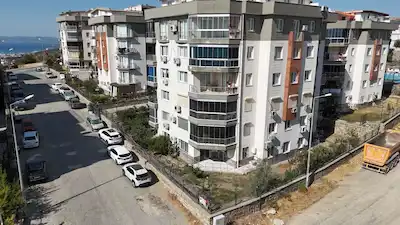 KUŞADASI DEĞIRMENDERE AHMET CENGIZ 4 SITESI‘NDE ORTAK HAVUZLU SATILIK 1 + 1 GENIŞ DAIRE ￼