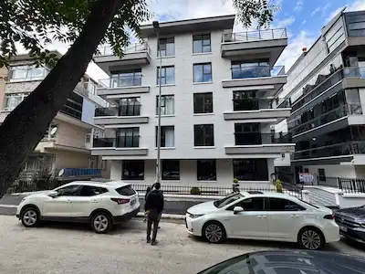 ÇANKAYA YUKARI BAHÇELİEVLER’DE SIFIR 2+1 | GİRİŞ KAT | BALKONLU |