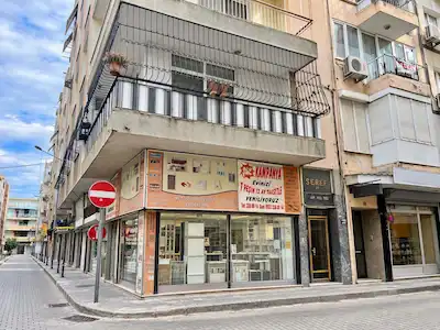 45 KARŞIYAKA DONANMACI’DA ÇARŞIYA YAKIN, KÖŞE KONUMDA SATILIK 20 M² DÜKKAN
