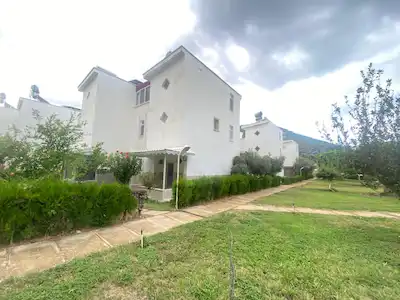 GÜLNAR SİPAHİLİ BAHA SİTESİ’NDE HAVUZLU 5+1 VİLLA