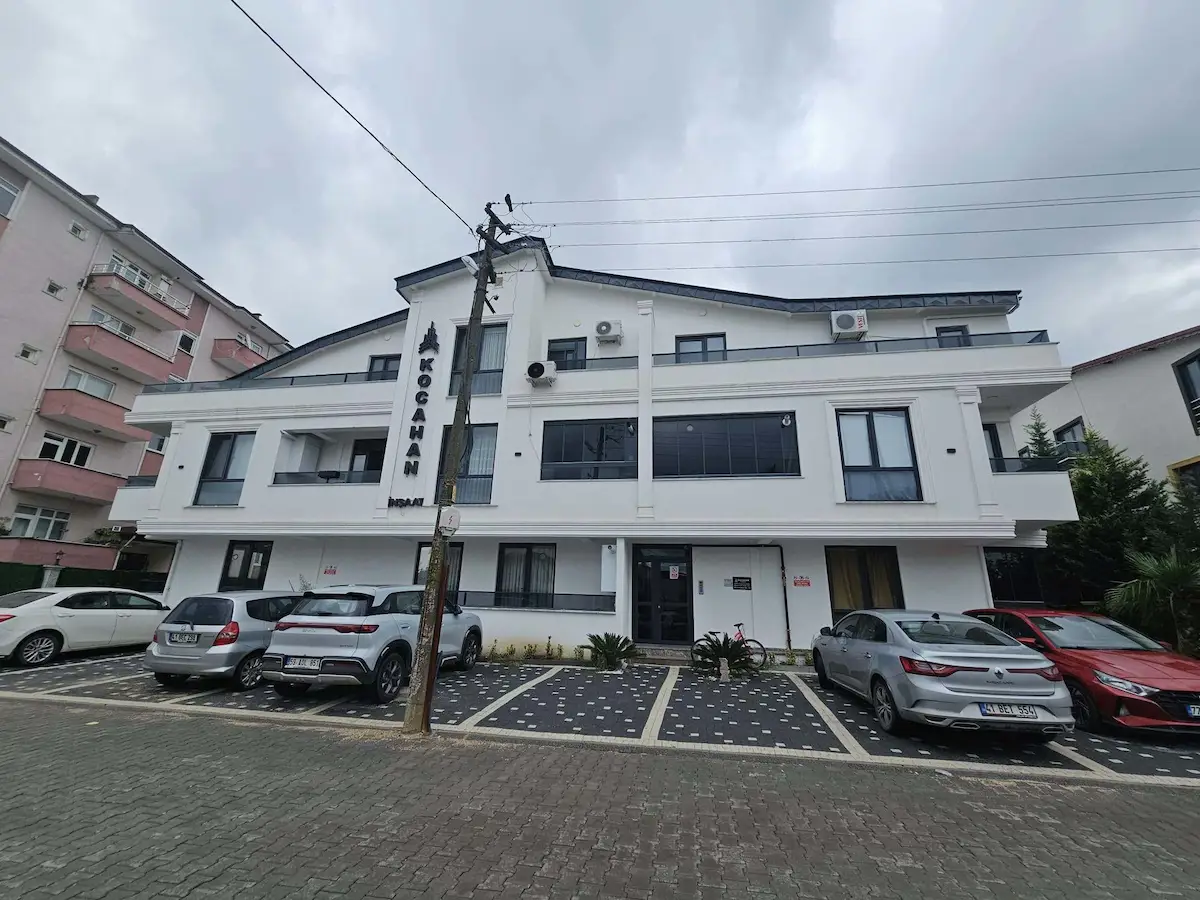 REMAX MYRADAN BAŞİSKELE SAHİLDE SATILIK LÜKS 1+1 DAİRE