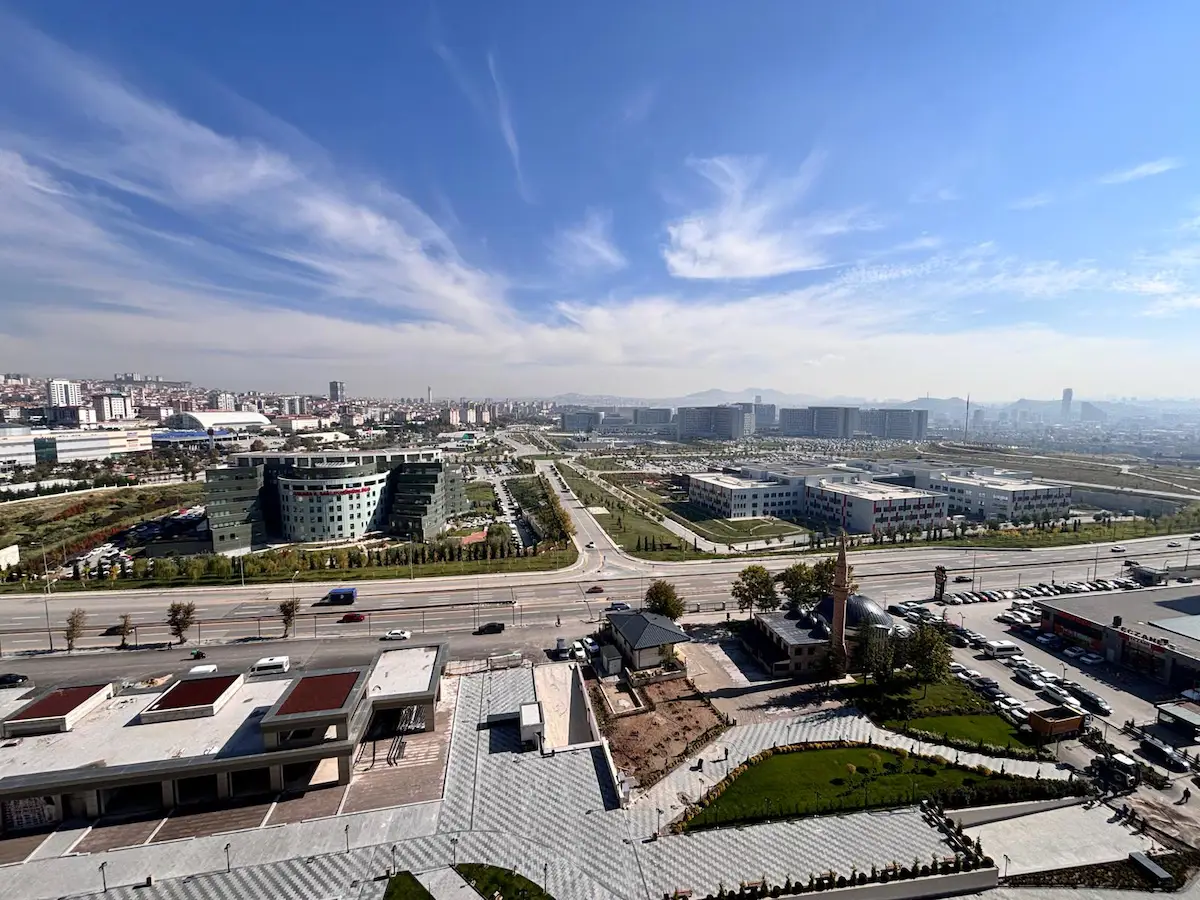 REMAX LEVEL'DAN ADRES ANKARA'DA 2+1 KAPALI MUTFAK SATILIK DAİRE