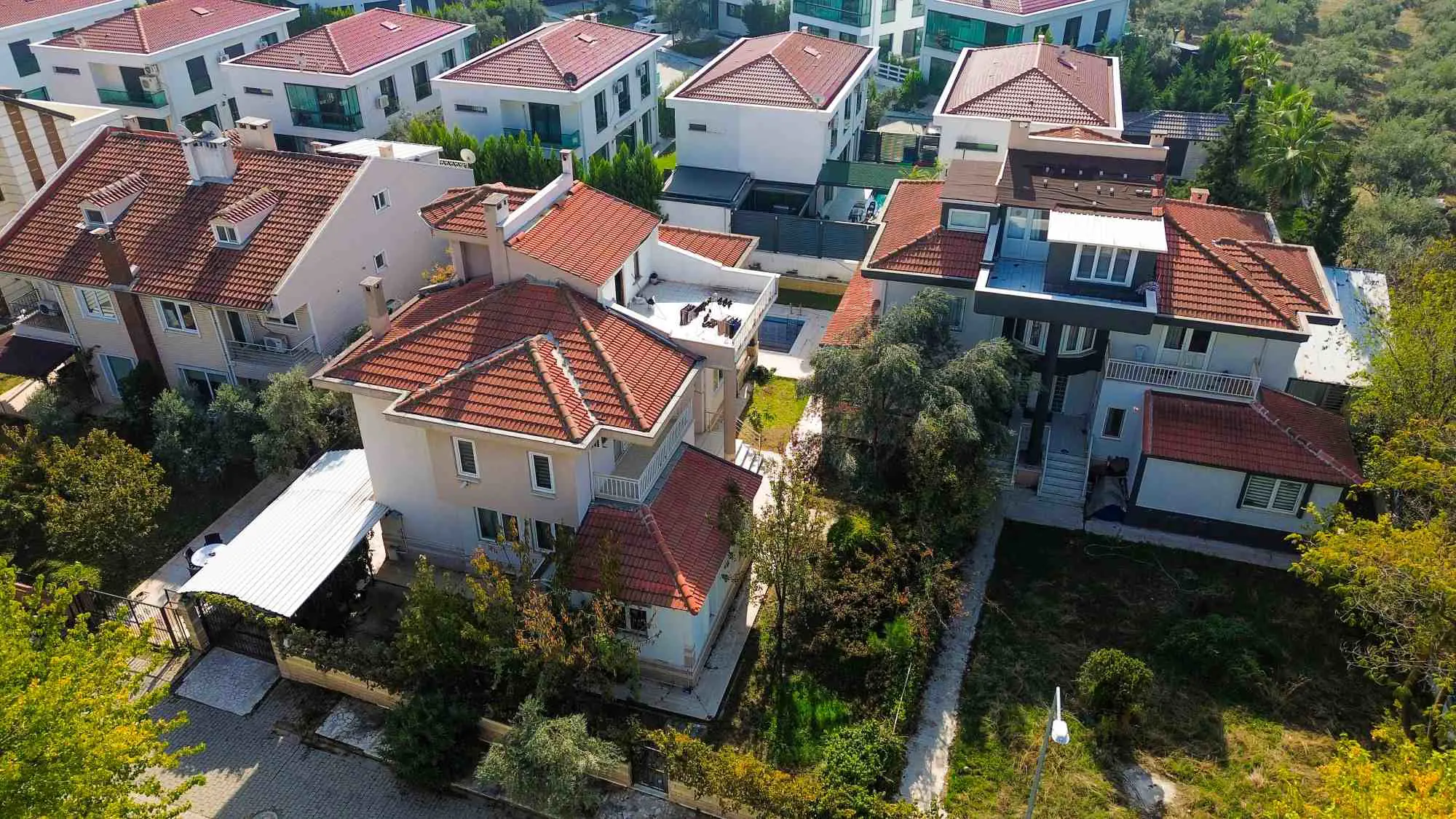 UNCUBOZKÖY VİLLALAR BÖLGESİ ÇİFT VİLLA ARSASI İLE SATILIKTIR