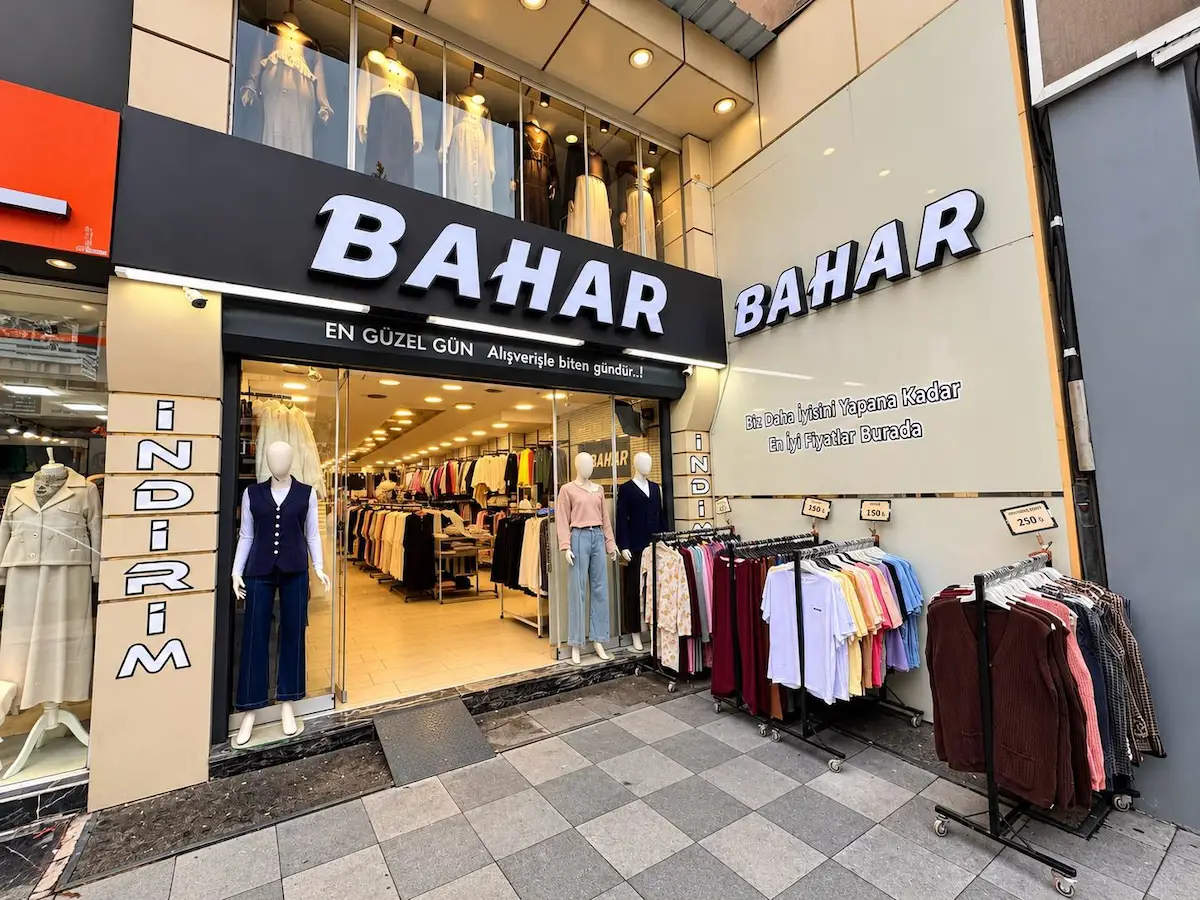 REMAX RİNA'DAN HASTANE CADDESİNDE DEVREN KİRALIK KONFEKSİYON MAĞAZASI