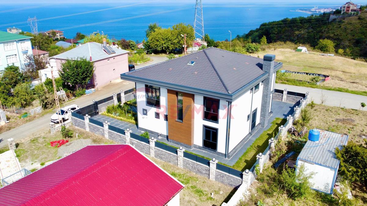 TRABZONDA EMSALİ OLMAYAN KALİTEDE SATILIK 6+1 VİLLA