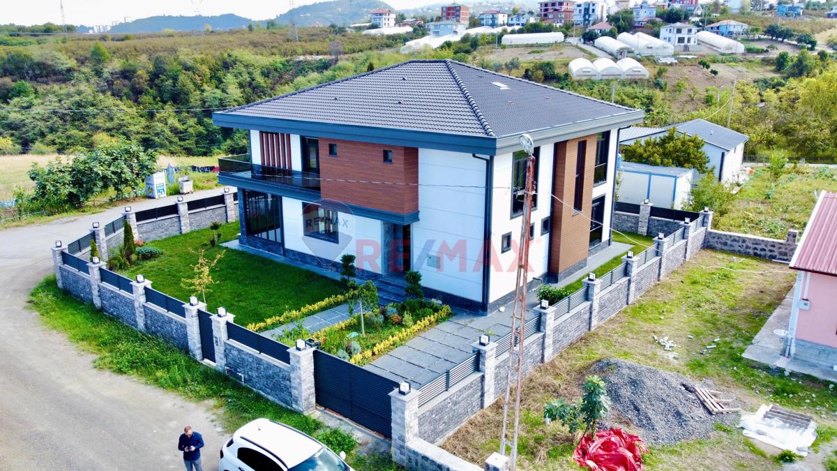 TRABZONDA EMSALİ OLMAYAN KALİTEDE SATILIK 6+1 VİLLA